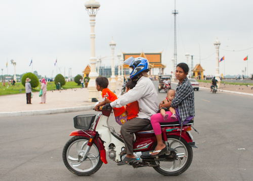 Cambodian family on the motorbike (Phnom Penh, Cambodia)