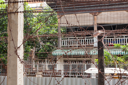 Razor wire - Tuol Sleng Genocide Museum (Phnom Penh, Cambodia)
